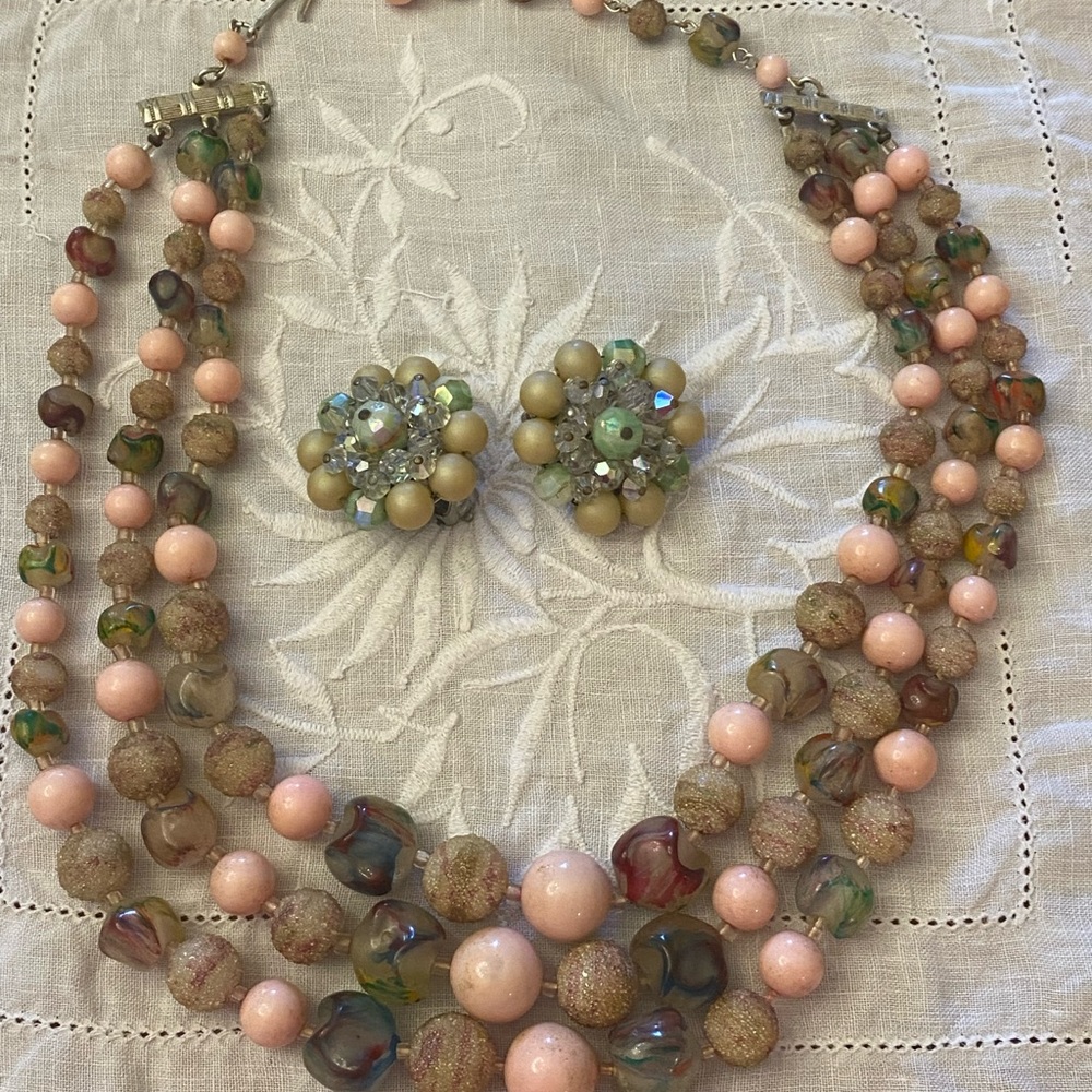 1950s 1960s Vintage plastic necklace and clip on earring set